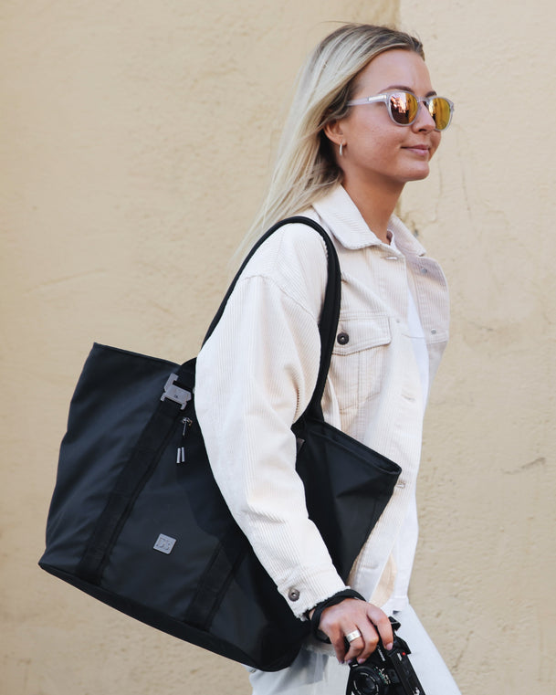 Essential 1st Generation Tote 25L Black Out